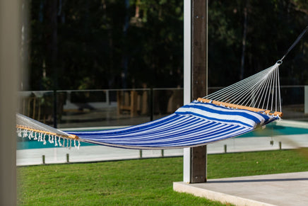 king-size-blue-stripes-coloured-quilted-spreader-bar-hammock-3