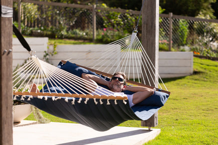 king-size-sapphire-coloured-quilted-spreader-bar-hammock-siesta-hammocks-01