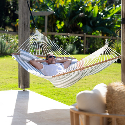 king-size-terra-stripes-coloured-quilted-spreader-bar-hammock-laying-down-in-a-hammock